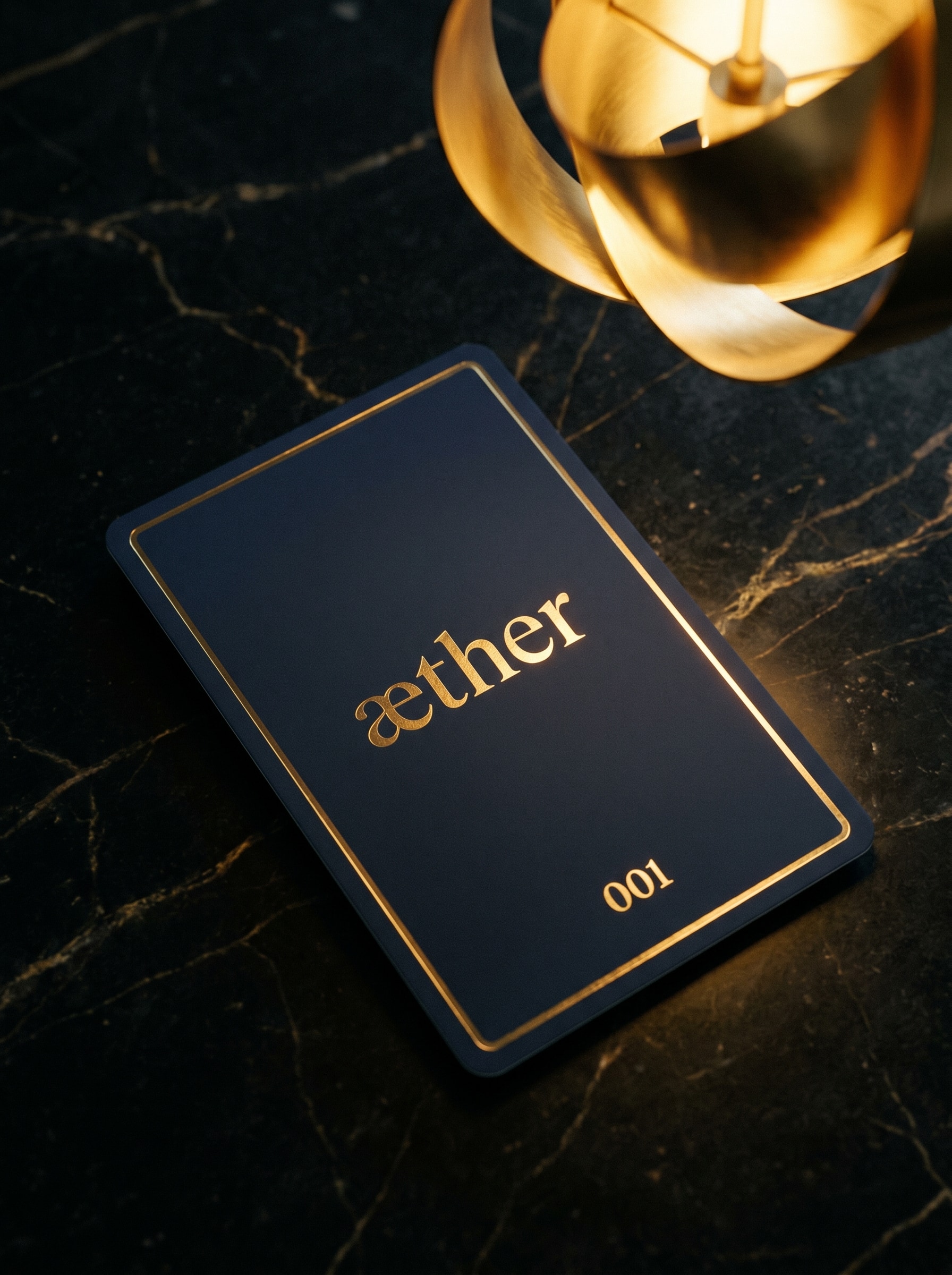 Tarjeta de membresía AETHER — foil dorado sobre navy profundo con borde metalizado, sobre mármol negro